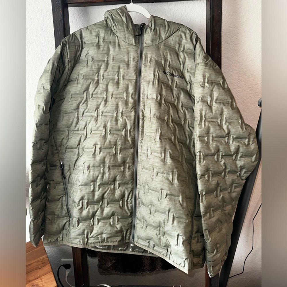 Men’s XXL Columbia hooded coat with Omniheat technology.